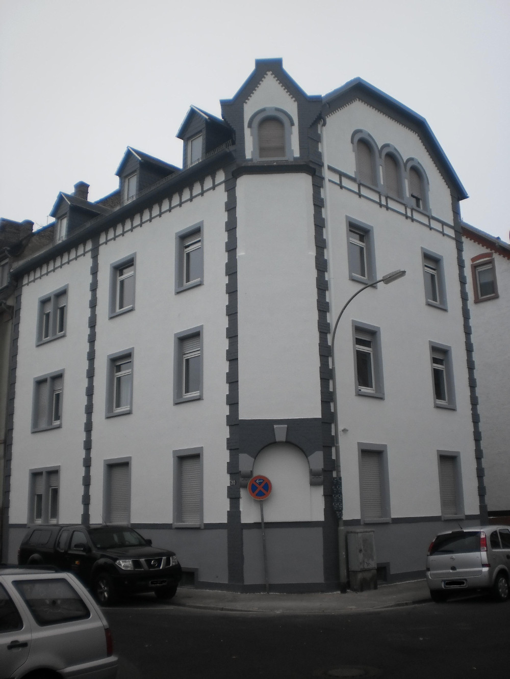 Renoviertes Mehrfamilienhaus in Offenbach mit moderner Fassade nach professioneller Altbausanierung und hochwertiger Fassadengestaltung