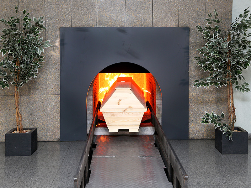 Einäscherung im Krematorium nahe Mühlheim am Main mit Sarg und Kerzen, würdevoller Moment der Feuerbestattung und Abschiednahme
