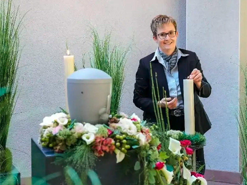 Sandra Glock, Inhaberin des Mühlheimer Bestattungsunternehmens Wilh. Glock, im professionellen Porträt im Unternehmensumfeld